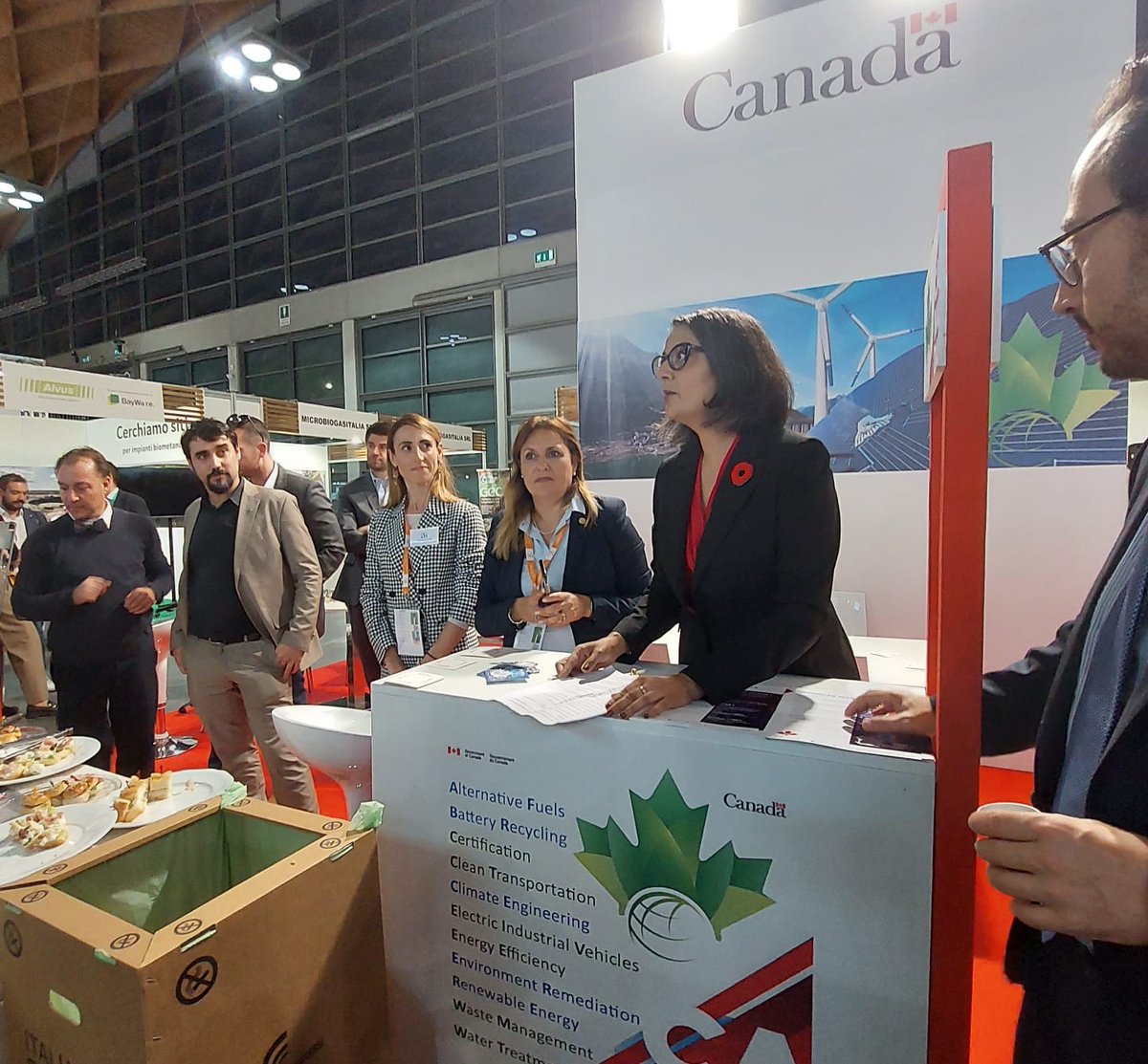 CanadaenItalie's tweet photo. Déléguée commerciale principale @SameenaQureshi @TCS_SDC 🇨🇦 Stand #Canada @Ecomondo souligne à quel point l'#Italie 🇮🇹 est un partenaire important pour le #Canada dans la lutte contre les changements climatiques et le renforcement de l'économie circulaire grâce à l'#innovation. https://t.co/mdAZyx6VHc