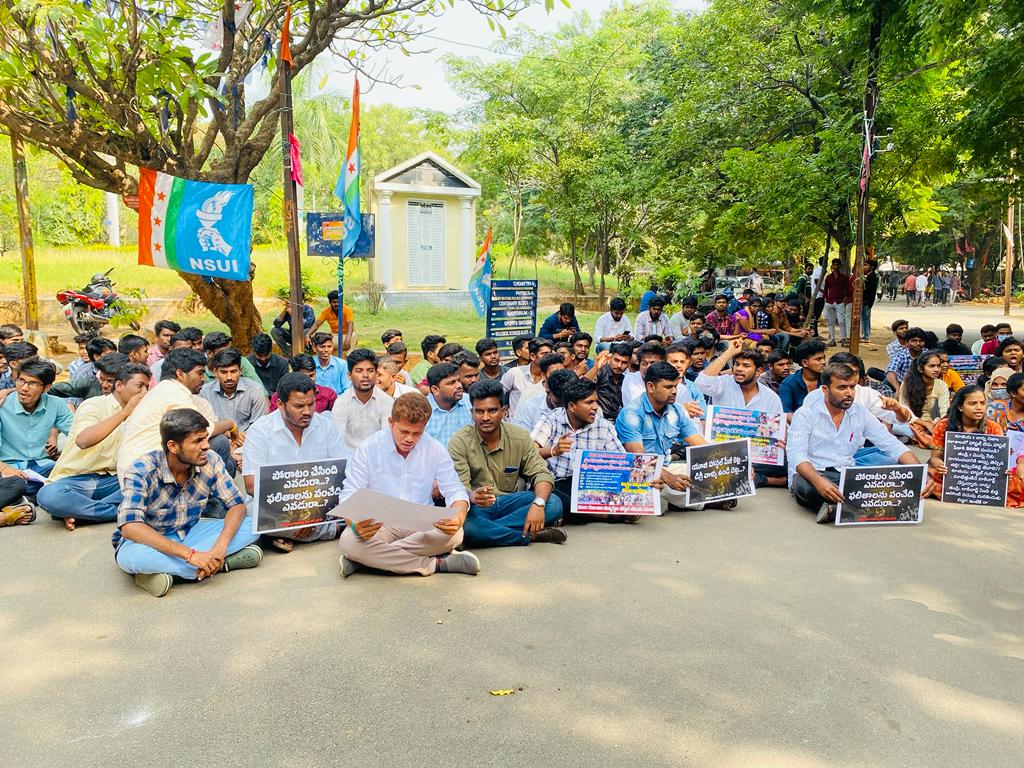 Swaerossu's tweet photo. నిజాం కాలేజ్ పూర్వ విద్యార్థిగా నిజాం కాలేజ్ సమస్యలపై SSU రాష్ట్ర అధ్యక్షులు
@MNaveenSSU విద్యార్థులు చేపట్టిన నిరసన కార్యక్రమానికి సంఘీభావం తెలిపారు.నిజాం కాలేజ్ ఉద్యమాలకు ఊపిరి.న్యాయం జరిగే వరకు కదిలే ప్రసక్తే లేదు.ఇటీవల పోరాటం చేసిన బాసర @sgc_rguktb విద్యార్థులే మనకు స్ఫూర్తి. https://t.co/y3PIp4yIw7