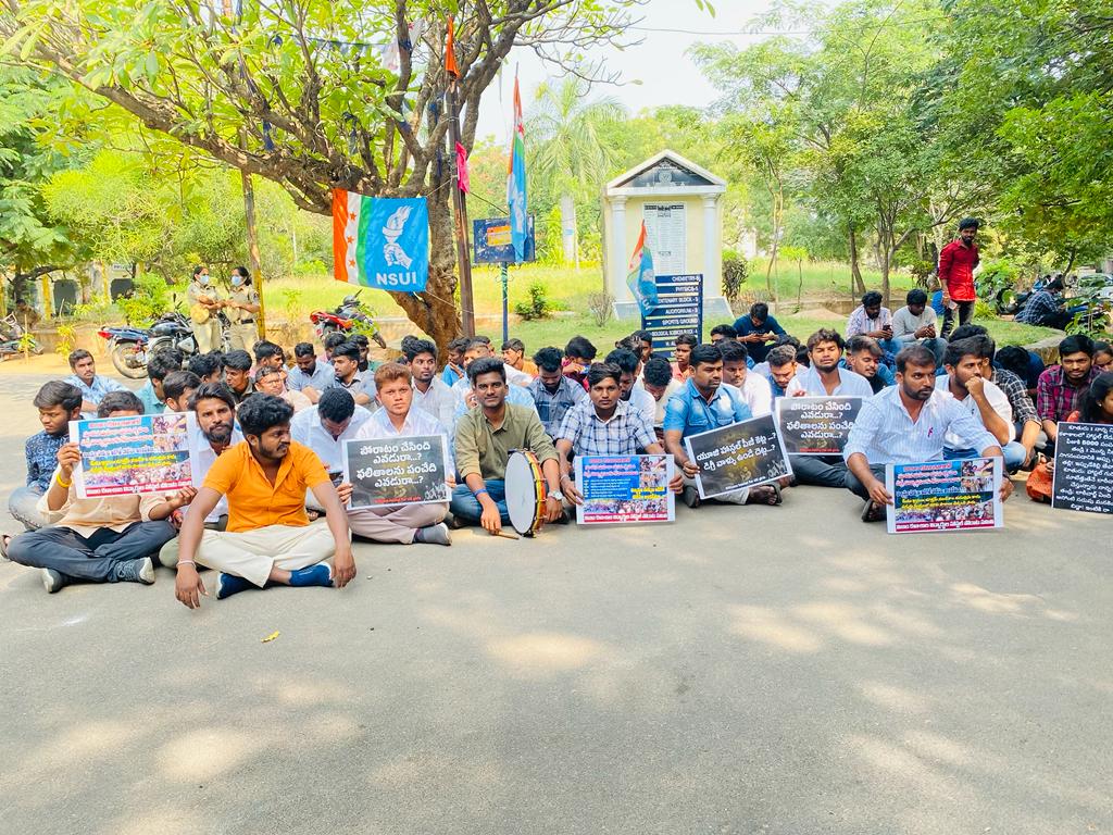 Swaerossu's tweet photo. నిజాం కాలేజ్ పూర్వ విద్యార్థిగా నిజాం కాలేజ్ సమస్యలపై SSU రాష్ట్ర అధ్యక్షులు
@MNaveenSSU విద్యార్థులు చేపట్టిన నిరసన కార్యక్రమానికి సంఘీభావం తెలిపారు.నిజాం కాలేజ్ ఉద్యమాలకు ఊపిరి.న్యాయం జరిగే వరకు కదిలే ప్రసక్తే లేదు.ఇటీవల పోరాటం చేసిన బాసర @sgc_rguktb విద్యార్థులే మనకు స్ఫూర్తి. https://t.co/y3PIp4yIw7