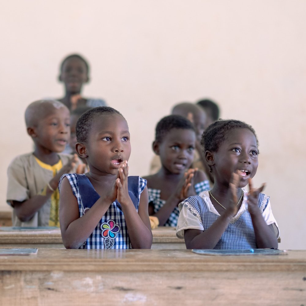 FondationOrange's tweet photo. 🇨🇮 Fête de l’igname, #festivals, concours culinaires ou encore course de pirogues… 
👑Vivez le couronnement du roi au Agni Sanwi (territoire Ivoirien)
#WikiChallenge : Les enfants de nos écoles numériques nous racontent leur Afrique 
👉https://t.co/z10pMNxRvb
#education #digital https://t.co/s61dItZSmF