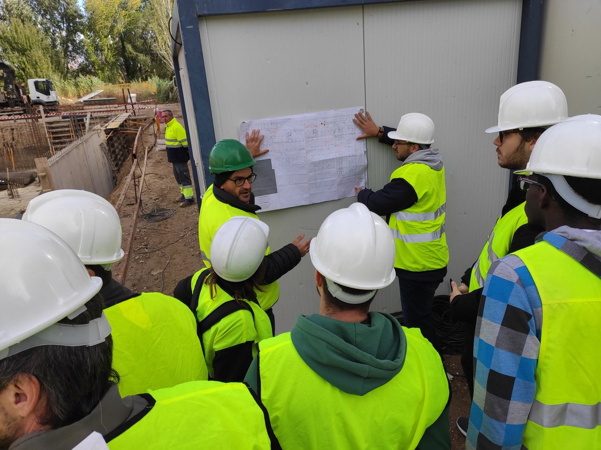 cpifppiramide's tweet photo. #Aprendizaje #significativo dentro y fuera del aula visita #obra de la mano de grandes #profesionales como @sergioaznar_kripio obra de 50 viviendas de #orusa en #huesca la ejecución y #controldeobra
#edificioresidencial #viviendas #formación #fp #proyectosedificación #kripio https://t.co/OIpzgOhdVN