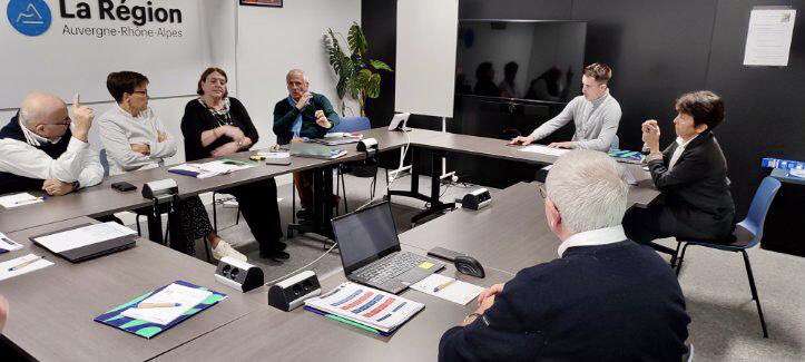 unssauvergne's tweet photo. Le séminaire du @AURACROS a eu lieu à Lyon ce mardi ! 😀

« Relations et passerelles entre école et milieu sportif » était un axe majeur de réflexion pour améliorer le parcours scolaire de nos sportifs 💭

#unss #unssauvergne #crosauvergnerhonealpes https://t.co/WLNfq7HSfM