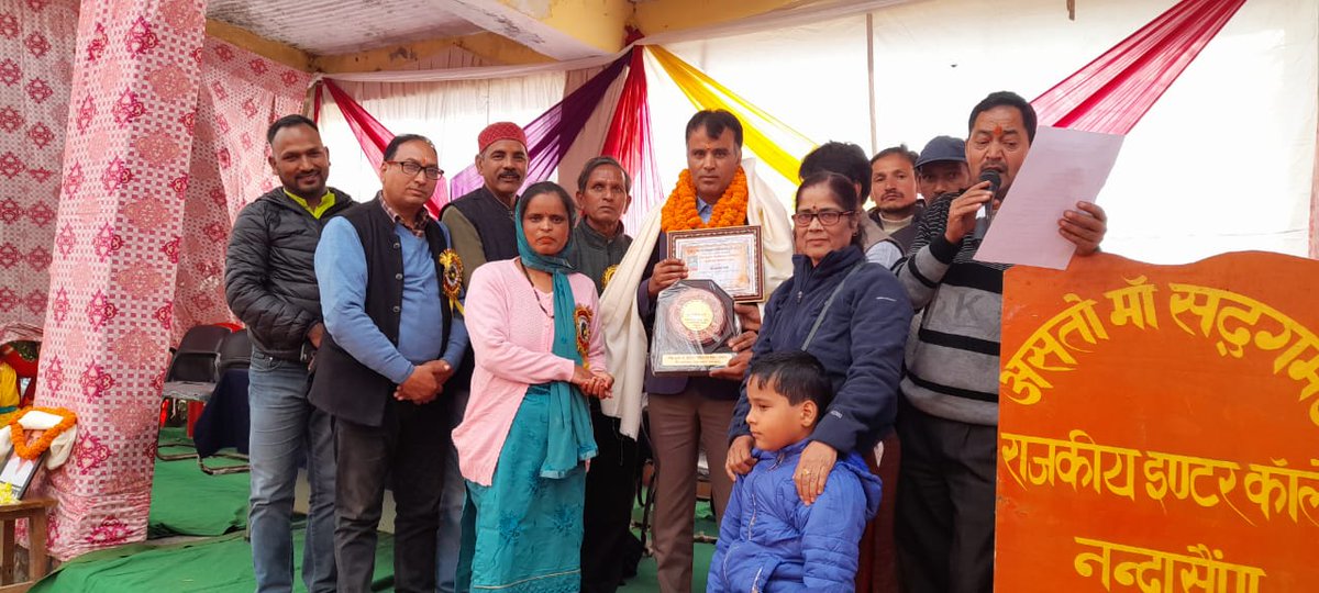 SManojSati's tweet photo. पर्यावरण के क्षेत्र में अति विशिष्ट कार्य करने के लिए लौहपुरुष पं. देवराम नौटियाल पर्यावरण सम्मान-2022 प्राप्त करने पर गौरवान्वित महसूस कर रहा हूँ।
प्रकृति से प्रेम करो, प्रकृति आपको सदा उपहार ही देगी 🙏😊

#SaveEnvironment
#SaveTree https://t.co/eRRMfySZ0C