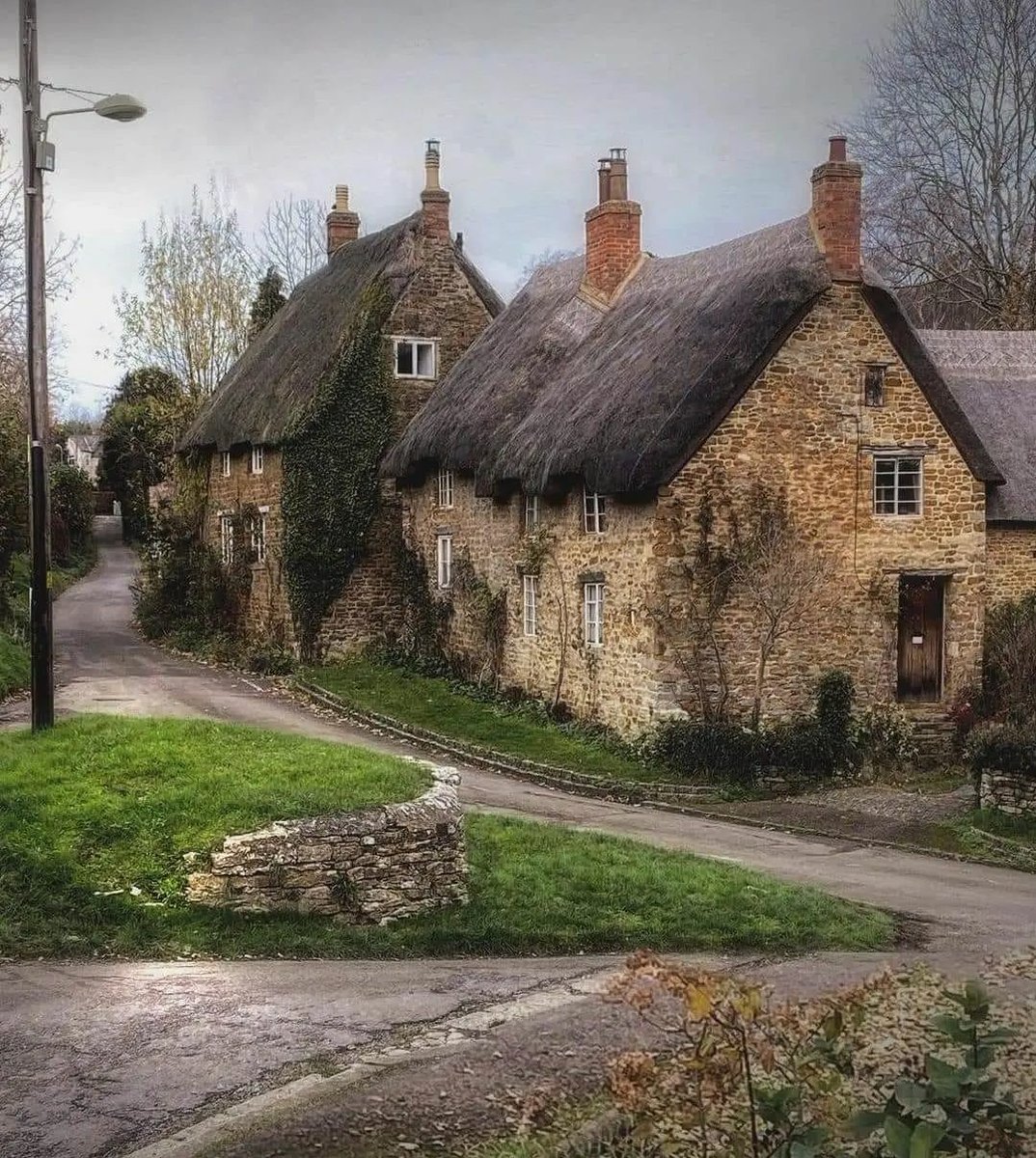 Hook Norton, a medieval village in  Oxfordshire, England.

In Anglo-Saxon Chronicle in 917 CE, village is recorded as Hocneratun. Domesday Book of 1086 CE, records it as Hochenartone. A charter from 1130 CE, records it as Hokenartona.

Detailed Post -
instagram.com/p/CYpF5TzBfox/…