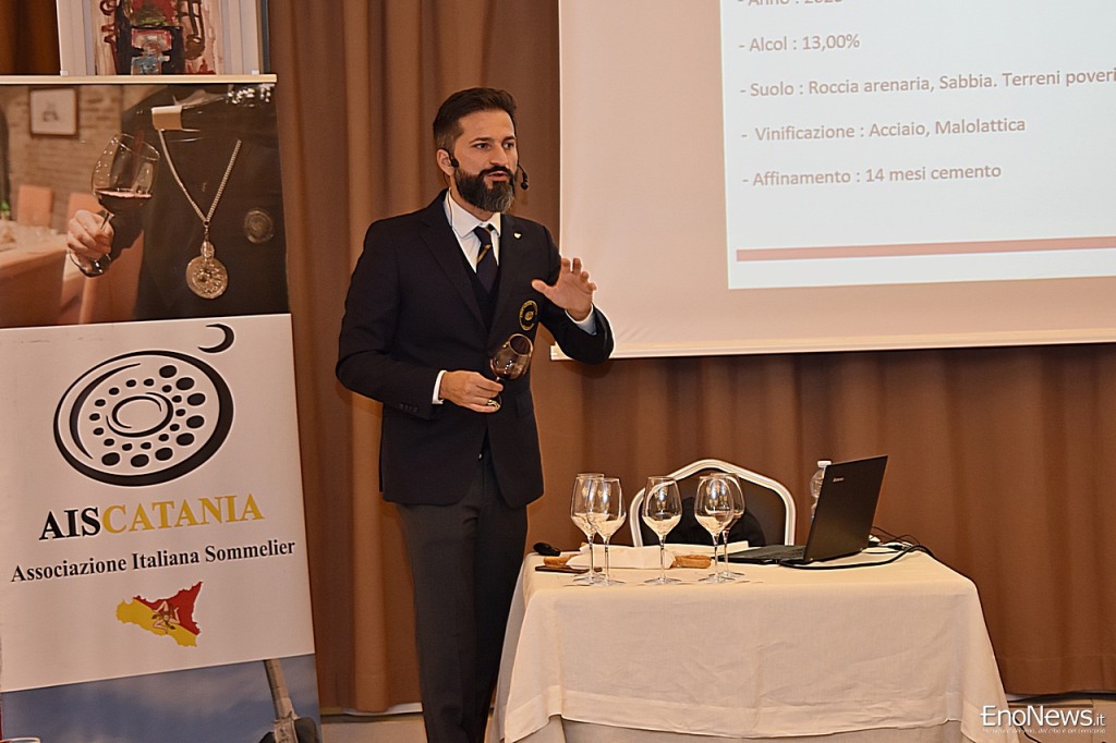Alla scoperta del Chianti Classico con il Miglior Sommelier d’Italia
Ad Aci Castello (Ct) Simone Loguercio ha guidato la Masterclass dedicata al territorio del Chianti Classico e alle sue eccellenze vitivinicole.
enonews.it/2022/11/alla-s…