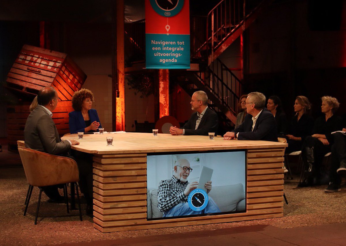 VNGRealisatie's tweet photo. We zijn begonnen! Vandaag vindt het VNG Jaarevenement plaats in De Fabrique in #Utrecht. In onze studio zijn we live in gesprek gegaan in de eerste sessie over de grenzen en dilemma’s van de #openoverheid. Kijk mee via: https://t.co/iAprsydVfY #VNGJaarevenement #VDP #VIAG #VGS https://t.co/9G0FeUHeHX