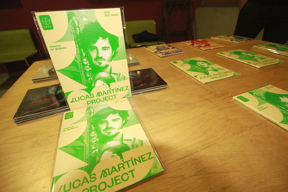 Blanes_cat's tweet photo. Notícia: El músic internacional blanenc #LucasMartínez omple @TEATRECBS @Blanes_cat al concert de presentació del seu nou disc #TracesofMemory, el 4rt que publica el saxofonista resident als Països Baixos
https://t.co/a107cGSLy0
#jazz
#música
#cultura
#saxofó https://t.co/dEWMpaCXrt
