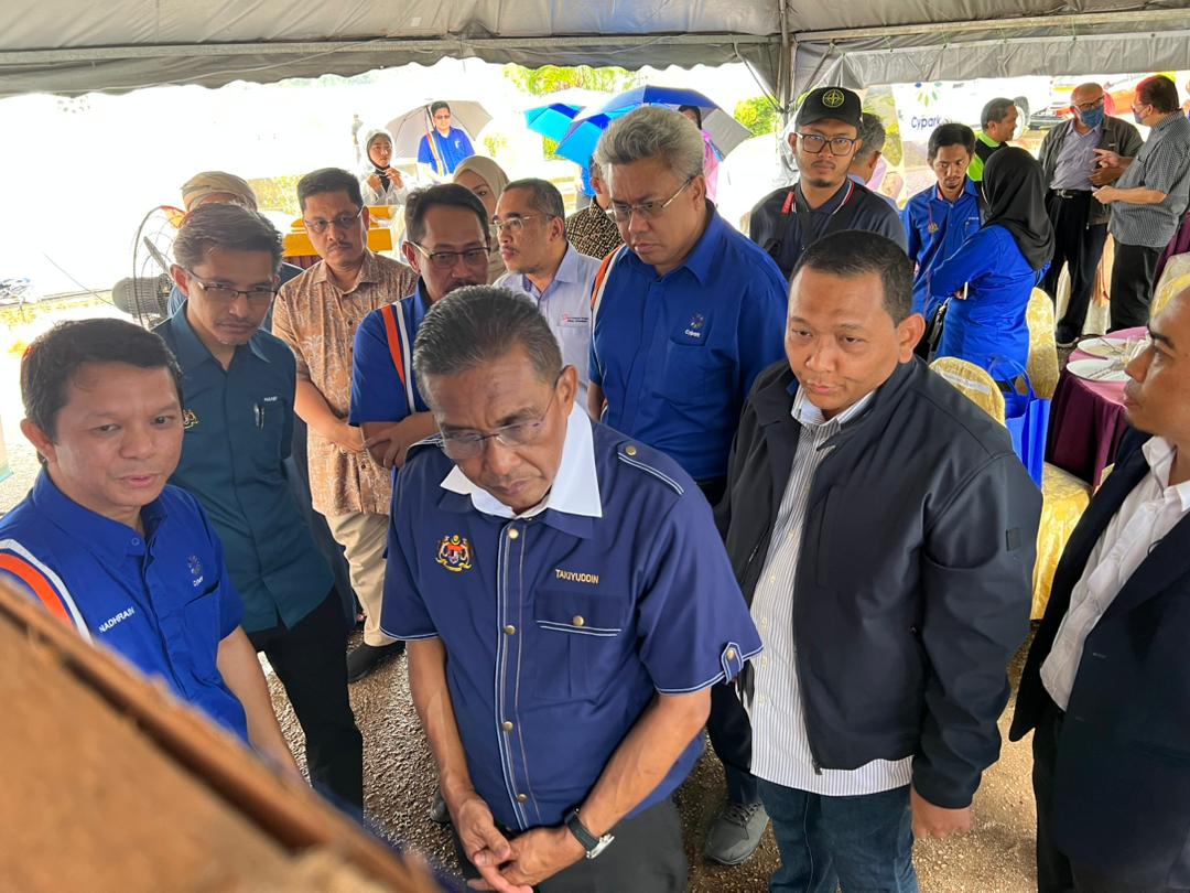 SEDAMalaysia's tweet photo. Menteri Caretaker Tenaga dan Sumber Asli, YBhg Datuk Seri Takiyuddin Hassan bersama delegasi telah melawat tapak pemasangan sistem solar terapung di Tasik Danau Tok Uban, Pasir Mas, Kelantan oleh Cypark Renewable Energy Sdn Bhd.
#SEDAMalaysia #TeamEnergy #KeTSA https://t.co/OJMlYZqHLK