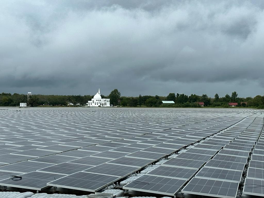 SEDAMalaysia's tweet photo. Menteri Caretaker Tenaga dan Sumber Asli, YBhg Datuk Seri Takiyuddin Hassan bersama delegasi telah melawat tapak pemasangan sistem solar terapung di Tasik Danau Tok Uban, Pasir Mas, Kelantan oleh Cypark Renewable Energy Sdn Bhd.
#SEDAMalaysia #TeamEnergy #KeTSA https://t.co/OJMlYZqHLK