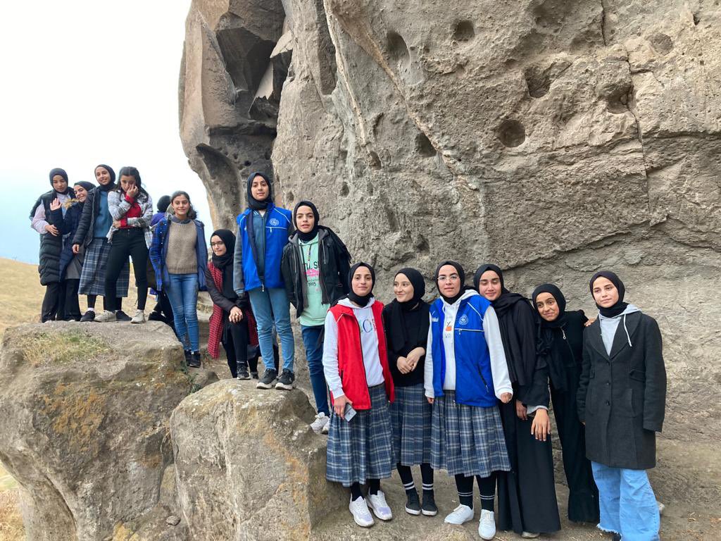 Güroymak Selahattin Rahime  Dur Kız AİHL Çevreme Duyarlıyım Değerlerime Sahip Çıkıyorum projesi kapsamında Tarihi Değerlere Saygı amacı ile Ahlat’a gezi düzenledi. Gezi kapsamında Çarho meydanı ,Selçuklu Mezarlığı ve Harabe Şehir gezildi. <a href="/meb_dinogretimi/">MEB Din Öğretimi Genel Müdürlüğü</a> <a href="/bitlis_mem/">Bitlis İl Milli Eğitim Müdürlüğü</a> <a href="/ihsanerkul1/">İhsan Erkul</a>