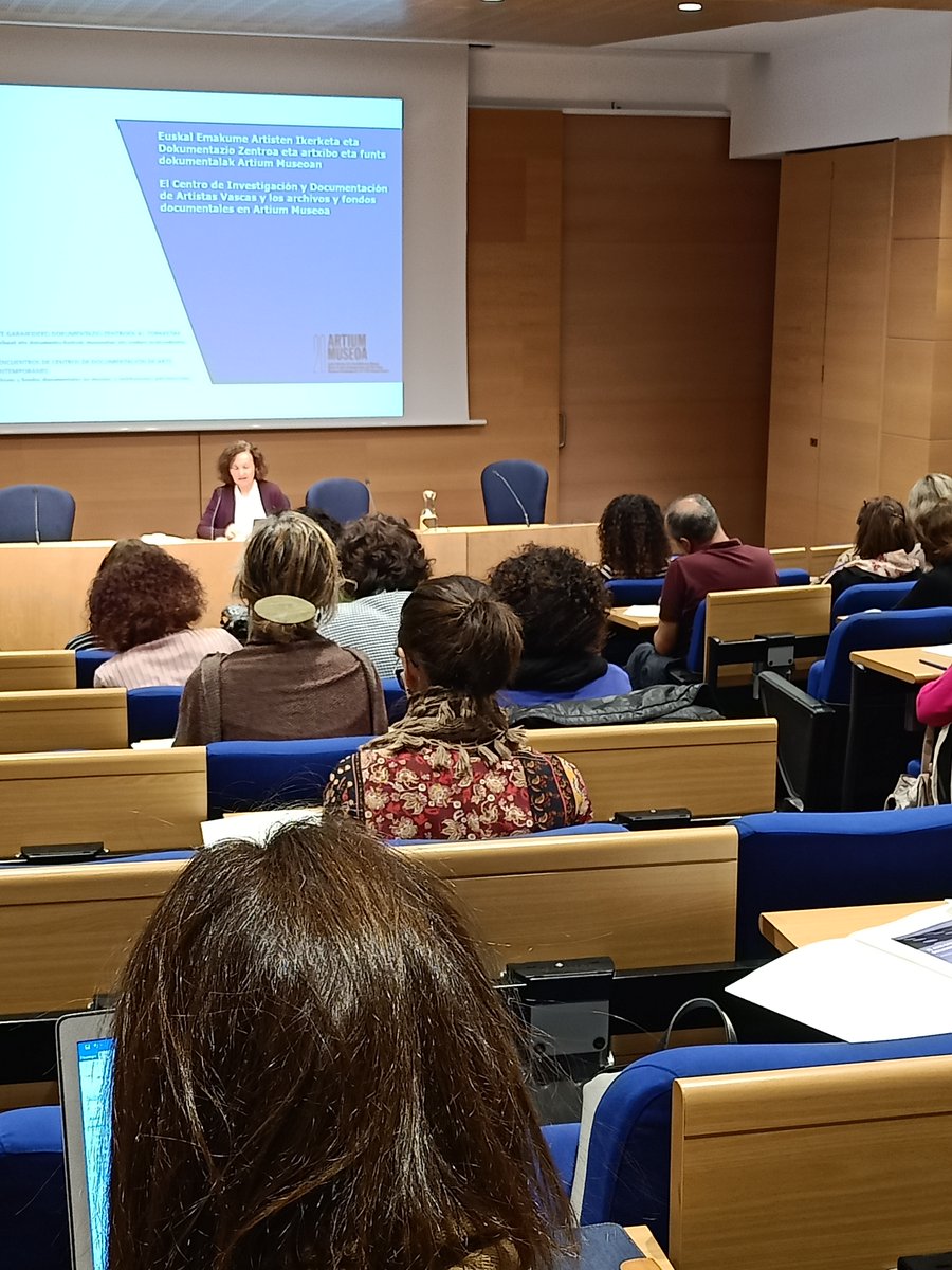 ArtiumMuseoa's tweet photo. Arrancan los XI Encuentros de Centros de Documentación de Arte Contemporáneo con la intervención de Elena Roseras, responsable de la Biblioteca de #ArtiumMuseoa. Hoy y mañana, una cita ineludible con 12 especialistas https://t.co/BLB0J720P9 https://t.co/4Zu2NcxPNW