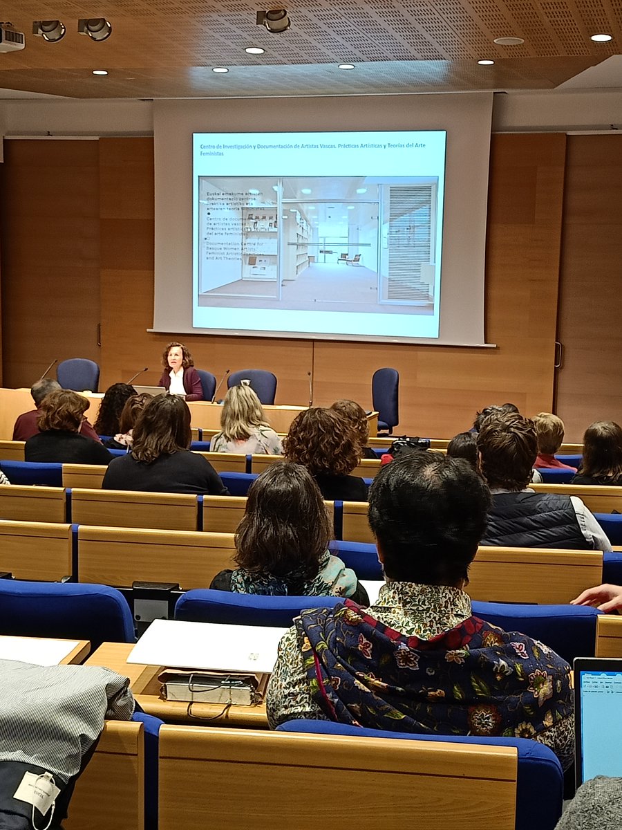ArtiumMuseoa's tweet photo. Arrancan los XI Encuentros de Centros de Documentación de Arte Contemporáneo con la intervención de Elena Roseras, responsable de la Biblioteca de #ArtiumMuseoa. Hoy y mañana, una cita ineludible con 12 especialistas https://t.co/BLB0J720P9 https://t.co/4Zu2NcxPNW