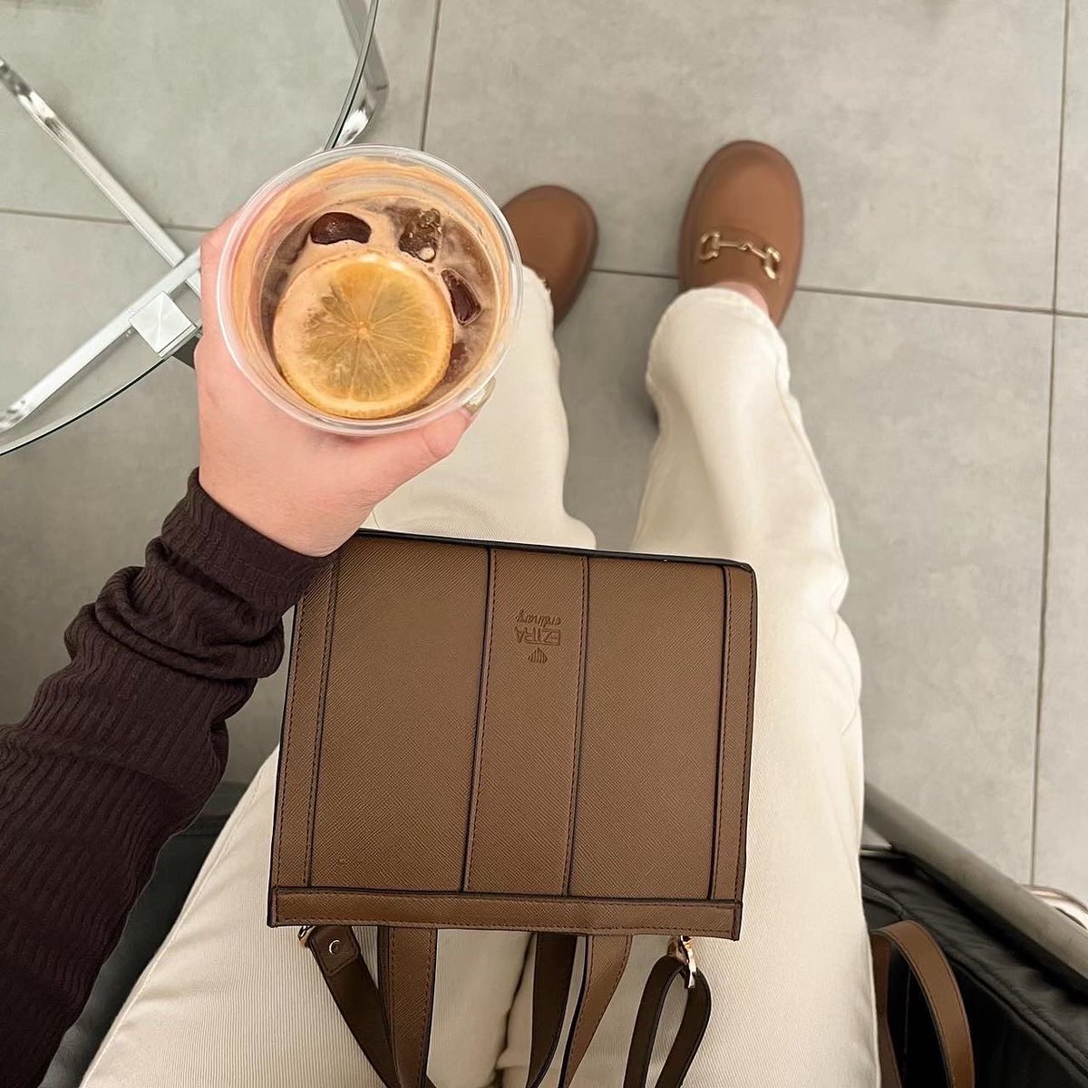 eztra_official's tweet photo. EZTRA NANO KAMILA CHOCOLATE🤎 ไซด์นี้น่ารักปุ้กปิ้ก เหมาะสำหรับคนพกของไม่เยอะ ถึงน้องจะจิ๋วเเต่บอกเลยว่าจุของครบค่ะ 

#eztrananokamila https://t.co/mEda2i94FY