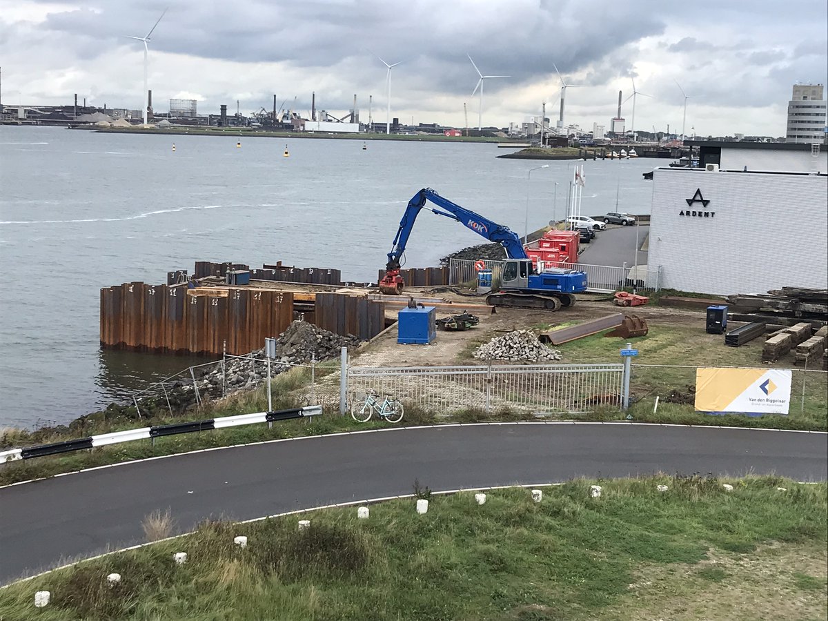 RWS_WNN's tweet photo. Sinds september werken we aan de vervanging van de blokkensteiger aan de Seinpostweg in #IJmuiden. Onze aannemer heeft eerst de oude steiger ontmanteld. Tot einde van de maand wordt de nieuwe steiger aangelegd en ingericht. Al met al een complexe klus vanaf het water. https://t.co/L4PcAD8s7X