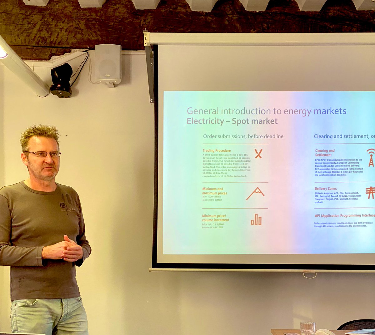 Vandaag volgen we dankzij <a href="/rescoopv/">@REScoopV</a> een opleiding energiemarkten met <a href="/KVoorspools/">Kris Voorspools ©</a>.

#burgerenergie #rescoop #energieprijzen