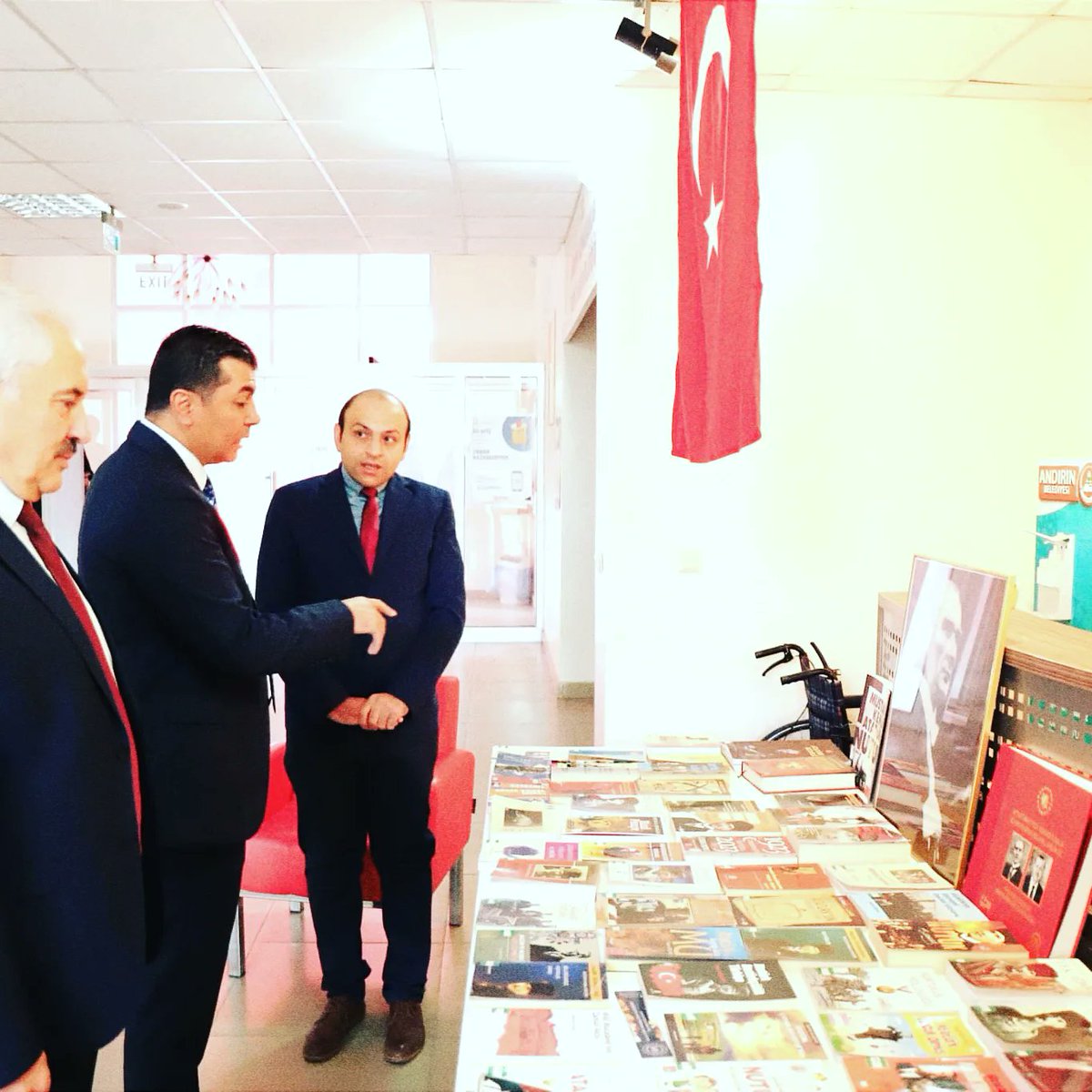 #10Kasim1938
Vali Yardımcısı, Kaymakam Vekili sayın Cuma Emeç ve Belediye Başkanımız sayın Ahmet Doğan 10 Kasım konulu kitap sergimizi ziyaret ettiler . Sergide Atatürk'ü anlatan kitaplar ve Atatürk'ün en çok sevdiği kitaplar sergilendi..