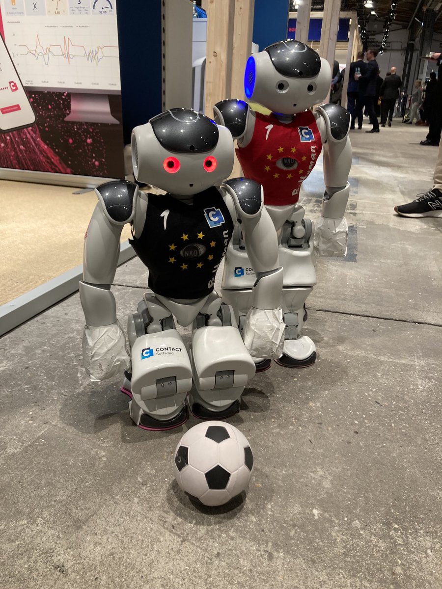 Auch an Tag zwei der #BCW22 begleiten uns Spieler von #B-Human der ⁦@UniBremen⁩ am Stand ⁦@CONTACTSoftware⁩