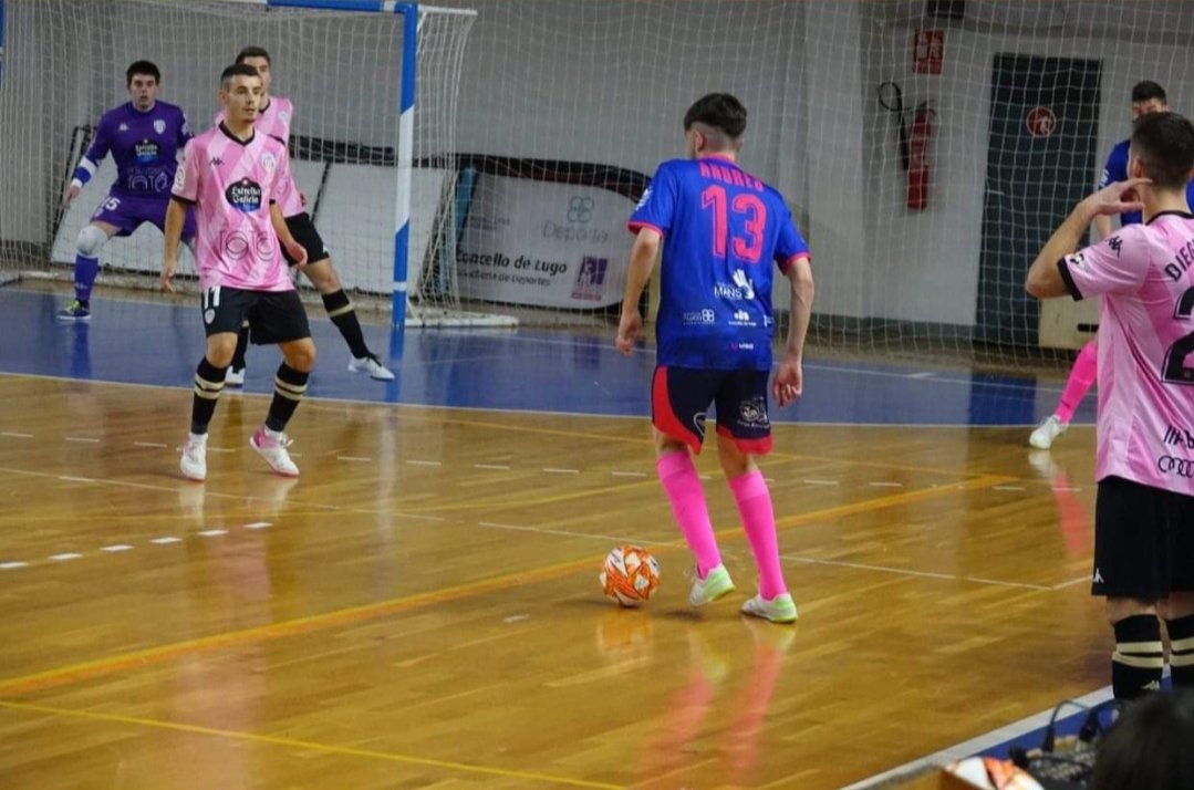 📰 'Nacionales' 🇪🇦

8️⃣º destino📍#Lugo

🔜 Muy pronto... 💣

🗞️ Entrevistaremos a <a href="/Agudelo13193/">Andrés Agudelo</a> 🇪🇦, jugador extremeño del <a href="/RibeiraFS/">Club Ribeira Fútbol Sala</a> 💙🖤 de 2ªB 🇪🇦. Antes ha jugado en clubes como <a href="/AcademiaInterFS/">La Academia Movistar Inter F.S.</a> 💙💚 y <a href="/FS_Talavera/">Fútbol Sala Talavera</a> 💙. ¡Será un placer! 👏🏻

#Lugo #HerreraDelDuque #Futsal #5x5