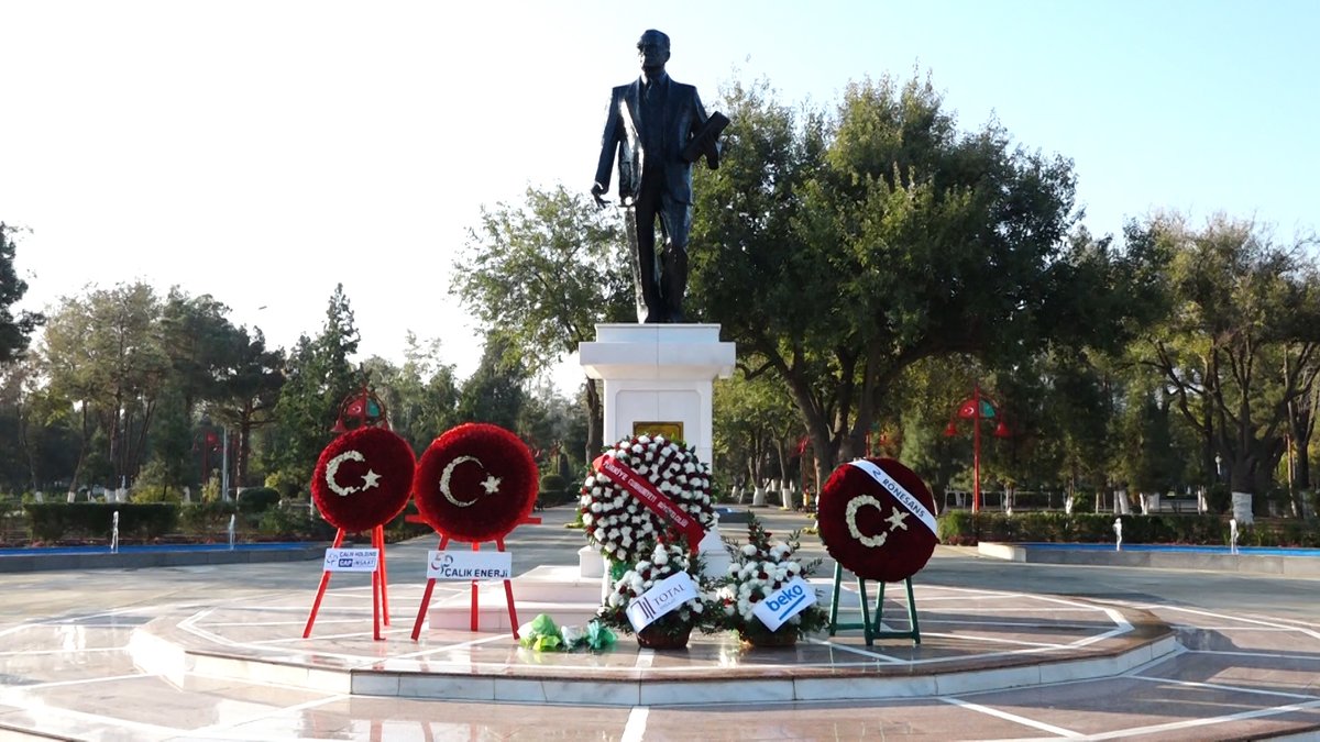 Aşkabat’ta 10 Kasım Atatürk’ü Anma Töreni Düzenlendi
Türk ve Türkmen vatandaşlarının büyük ilgi gösterdiği törende, Türkiye’nin Aşkabat Büyükelçisi Togan Oral ile Türkmenistan’ın Dışişleri Bakan Yardımcısı Vefa Hacıyev
birer konuşma yaptı.