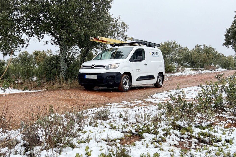 GrupoZener's tweet photo. 🚙👷‍♀️ Nuestra flota de vehículos y técnicos de ZENER van allá donde nos necesiten los clientes por pueblo, paraje o lugar recóndito al que haya que llegar por todo tipo de carretera. 
#telecomunicaciones
#telco https://t.co/doFt5KCN56