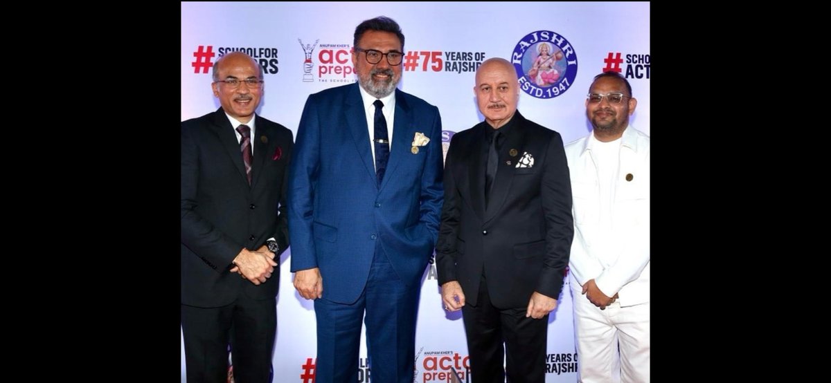 KartikAparnath1's tweet photo. GLIMPSE FROM THE GRAND PREMIER OF UUNCHAI  #anupamkher  and team' #uunchai  celibrate 75 year https://t.co/6CKb8wtGRL