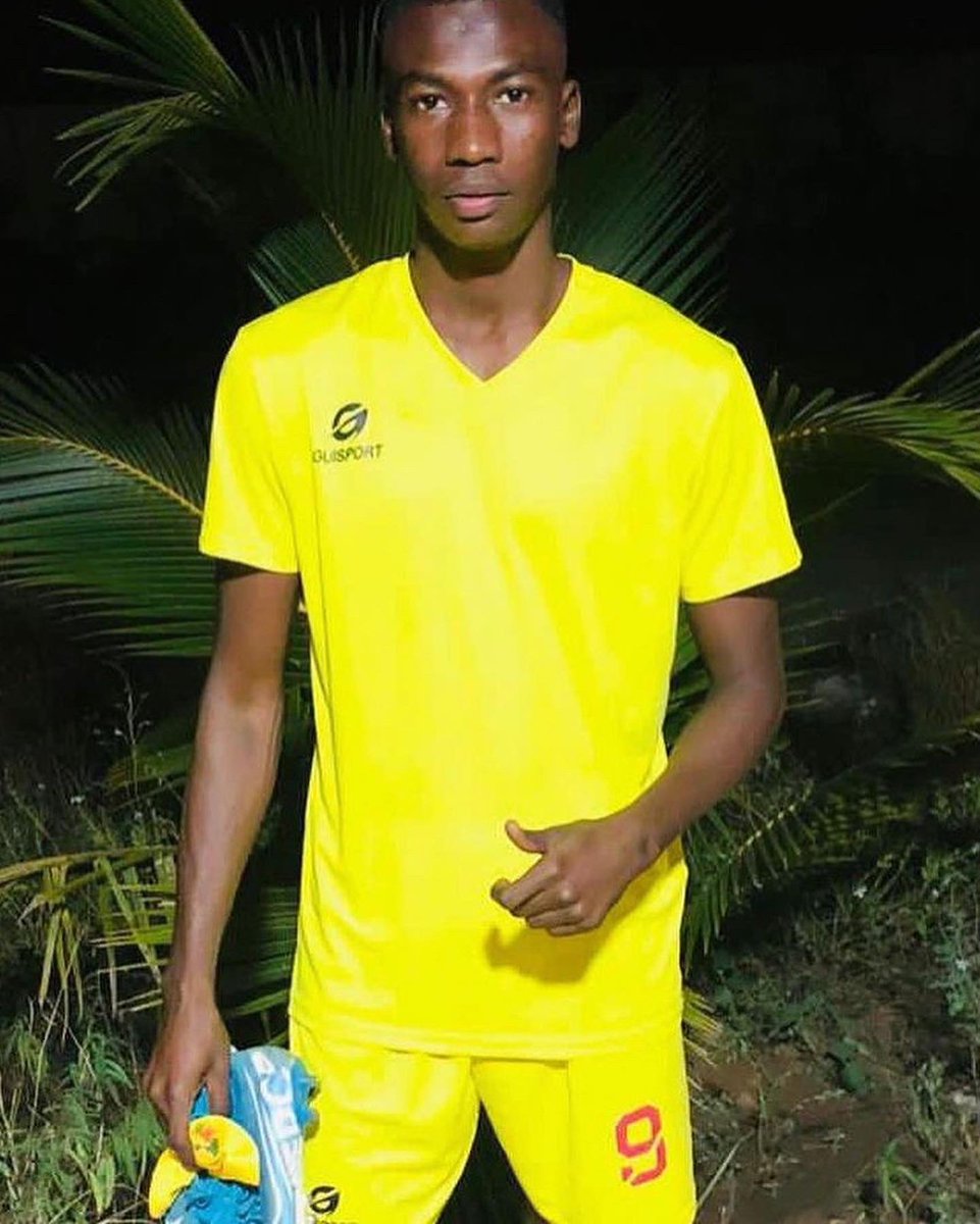momo_fanye's tweet photo. Après avoir connu les sélections U-16, U-17 et U-20, je suis très heureux de franchir un nouveau cap avec le Syli National. 

Le 🇬🇳, toujours une fierté de le représenter.

#GbinGbinSo #SyliNational https://t.co/poGhW9LxEf