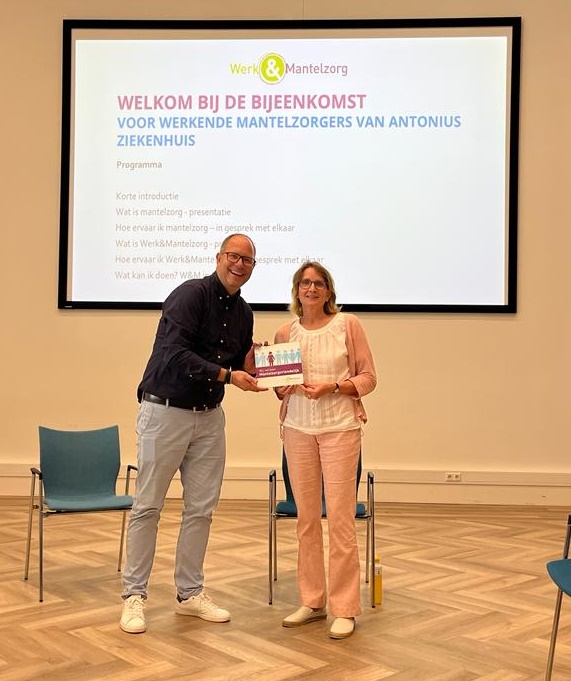 Vandaag is het de Dag van de Mantelzorger 👫💜. Mantelzorgers kunnen vaak extra ondersteuning en begrip gebruiken in hun combinatie van werk en zorg voor een naaste. Ons ziekenhuis ontving hiervoor laatst  de ‘Wij werken mantelzorgvriendelijk’-erkenning van @werkmantelzorg.