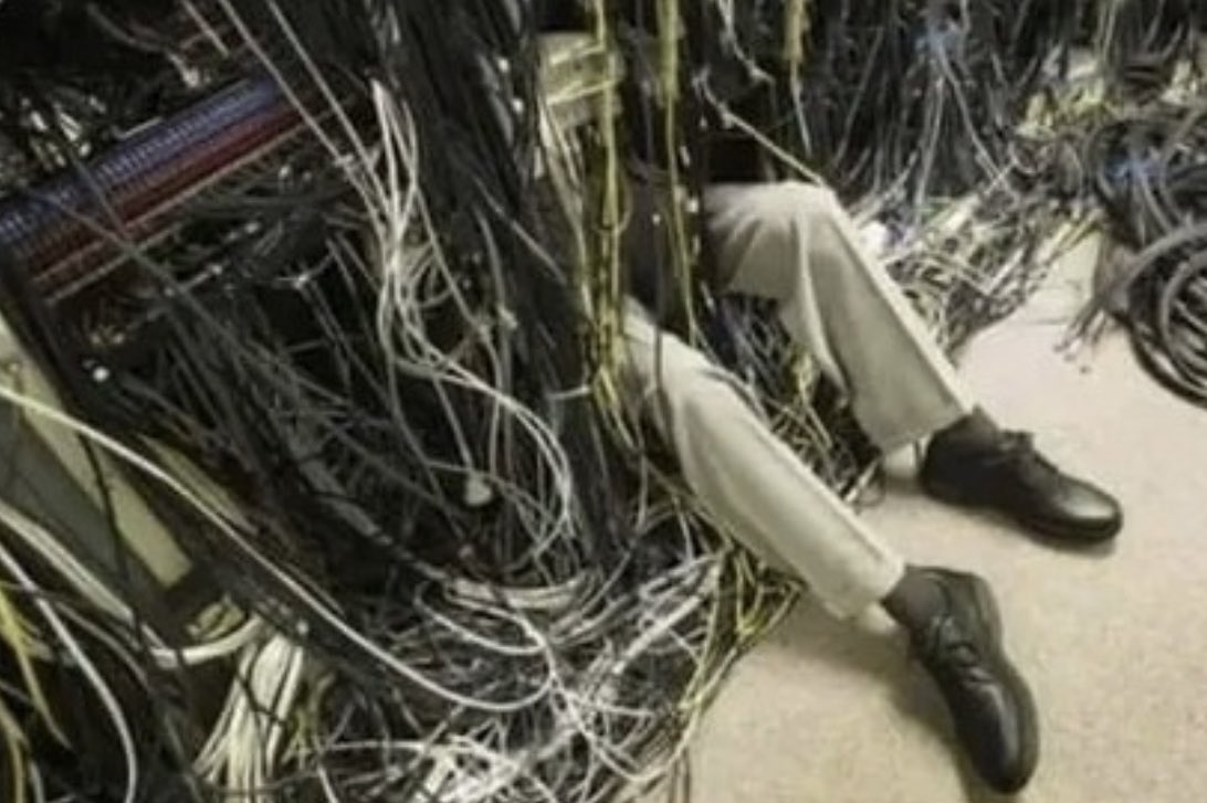 kslinkyy's tweet photo. What my parents see when I switch the HDMI 1 to HDMI 2 https://t.co/6tIaolLIkc