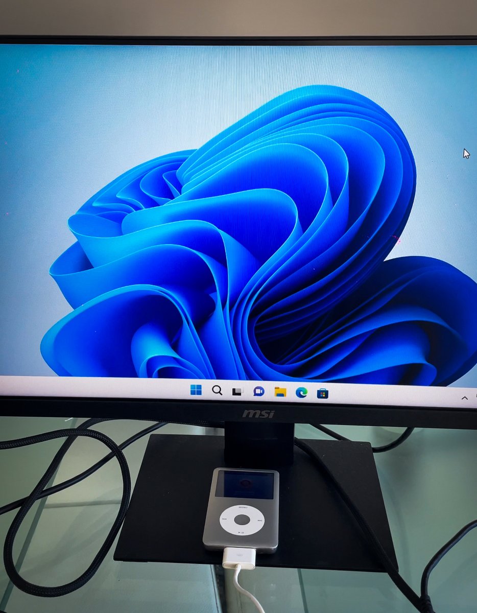 itsnobeltech's tweet image. I booted Windows 11 on a Mac using an iPod Classic!