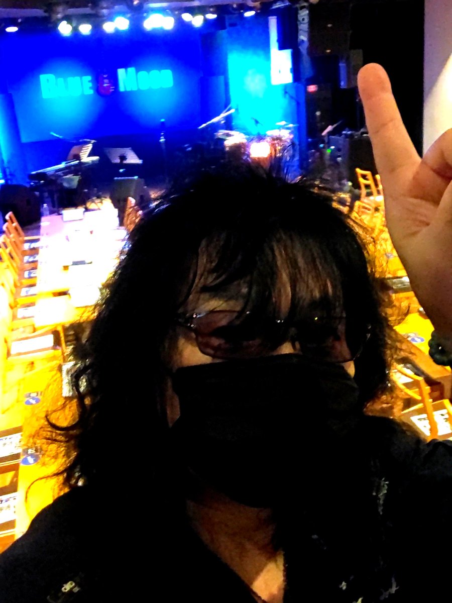 infixjyosei's tweet photo. BLUEMOODリハーサルも終わり~
ロックん会長さまや海外からの
ロック協会のゲストさんや皆さんと懇談しつつ本番前の緊張😅
#ALOA
食べ物も美味しく音も良くすっかり
ここに良く出ている人みたい?w
アダルトな🔞な夜は
ドちゃんパパ🐧❣️にはなれません
~ #infix #Live #服部名々子 さん https://t.co/7KtBrwK2oD