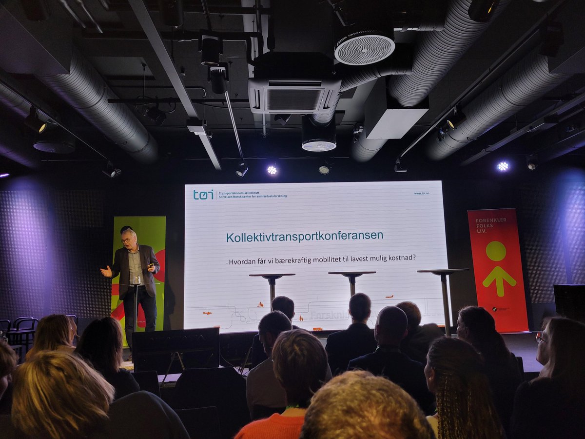 majakrr's tweet photo. Bjørne Grimsrud, dir. ved @TOIforsk, åpner #kollektivkonferansen2022 med klar oppfordring om mer helhetlig mobilitets og transport planlegging: "vi trenger en dirigent!" Og en NTP som faktisk legger opp til å nå #nullvekstmålet og klimamålene. https://t.co/Rxy5EY5z4F