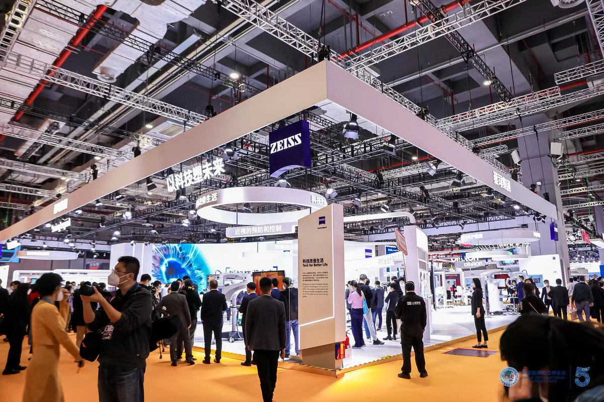 ciieonline's tweet photo. German optics company Zeiss showcased a string of products at the fifth #CIIE. Maximillan Foerst, President and CEO of Zeiss Greater China, said China has become the world's largest single market for @ZEISS_Group, critical to its future growth. #VoiceForCIIE https://t.co/Fn1ggtua4E
