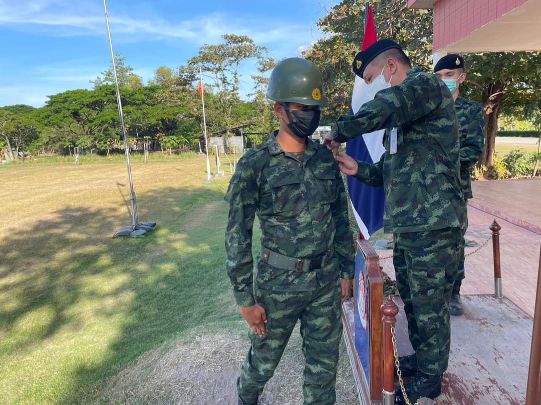 sbr22Army's tweet photo. พิธีประดับเครื่องหมายครูทหารใหม่และเปิดการฝึกทหารใหม่ รุ่นปี 2565 ผลัดที่ 2

"เสมือนครอบครัวเดียวกัน"🇹🇭

#กองพันส่งกำลังและบริการที่22 https://t.co/JyAfwHUcxU