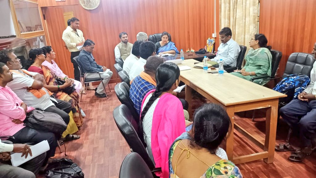 VBGRAMGKAR's tweet photo. ಗ್ರಾಮೀಣಾಭಿವೃದ್ಧಿ ಆಯುಕ್ತರಾದ ಶಿಲ್ಪಾ ನಾಗ್ ರವರು ಕಲಬುರಗಿ ಜಿಲ್ಲೆಯಲ್ಲಿ ನರೇಗಾ ಕೂಲಿ ಕಾರ್ಮಿಕರ ಸಭೆ ನಡೆಸಿ ಅಹವಾಲುಗಳನ್ನು ಸ್ವೀಕರಿಸಿ, ಸಂವಾದ ನಡೆಸಿದರು. 

ಜಿಲ್ಲಾ ಮುಖ್ಯ ಕಾರ್ಯ ನಿರ್ವಾಹಕ ಅಧಿಕಾರಿಗಳು, ಉಪಕಾರ್ಯದರ್ಶಿಗಳು ಮತ್ತು ಆಯುಕ್ತಾಲಯದ ಅಧಿಕಾರಿಗಳು ಉಪಸ್ಥಿತರಿದ್ದರು

@shilpa_nag @CEOZPKalaburagi https://t.co/HgTgh21aK7