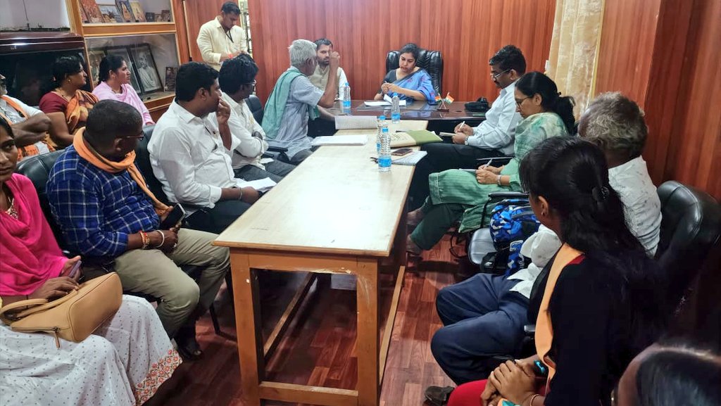 VBGRAMGKAR's tweet photo. ಗ್ರಾಮೀಣಾಭಿವೃದ್ಧಿ ಆಯುಕ್ತರಾದ ಶಿಲ್ಪಾ ನಾಗ್ ರವರು ಕಲಬುರಗಿ ಜಿಲ್ಲೆಯಲ್ಲಿ ನರೇಗಾ ಕೂಲಿ ಕಾರ್ಮಿಕರ ಸಭೆ ನಡೆಸಿ ಅಹವಾಲುಗಳನ್ನು ಸ್ವೀಕರಿಸಿ, ಸಂವಾದ ನಡೆಸಿದರು. 

ಜಿಲ್ಲಾ ಮುಖ್ಯ ಕಾರ್ಯ ನಿರ್ವಾಹಕ ಅಧಿಕಾರಿಗಳು, ಉಪಕಾರ್ಯದರ್ಶಿಗಳು ಮತ್ತು ಆಯುಕ್ತಾಲಯದ ಅಧಿಕಾರಿಗಳು ಉಪಸ್ಥಿತರಿದ್ದರು

@shilpa_nag @CEOZPKalaburagi https://t.co/HgTgh21aK7