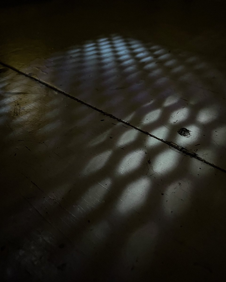 ProjectionistR's tweet photo. Shadows in the booth 📽️🎞️ #shadows #projectionbooth #projectionist #projectionroom https://t.co/gNDVimRp3z