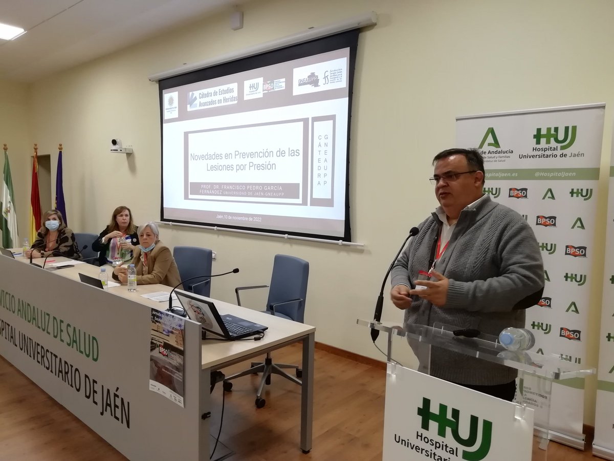 HospitalJaen's tweet photo. Nuestra tercera ponencia a cargo de Francisco Pedro García, del departamento de Enfermería de la @ujaen, sobre novedades en la prevención de lesiones por presión y otras lesiones relacionadas con la dependencia.
#hujsemueve @saludand #BPSOHospitalJaen #EnfermerasExcelentesHUJ https://t.co/fyYShxJJ3V