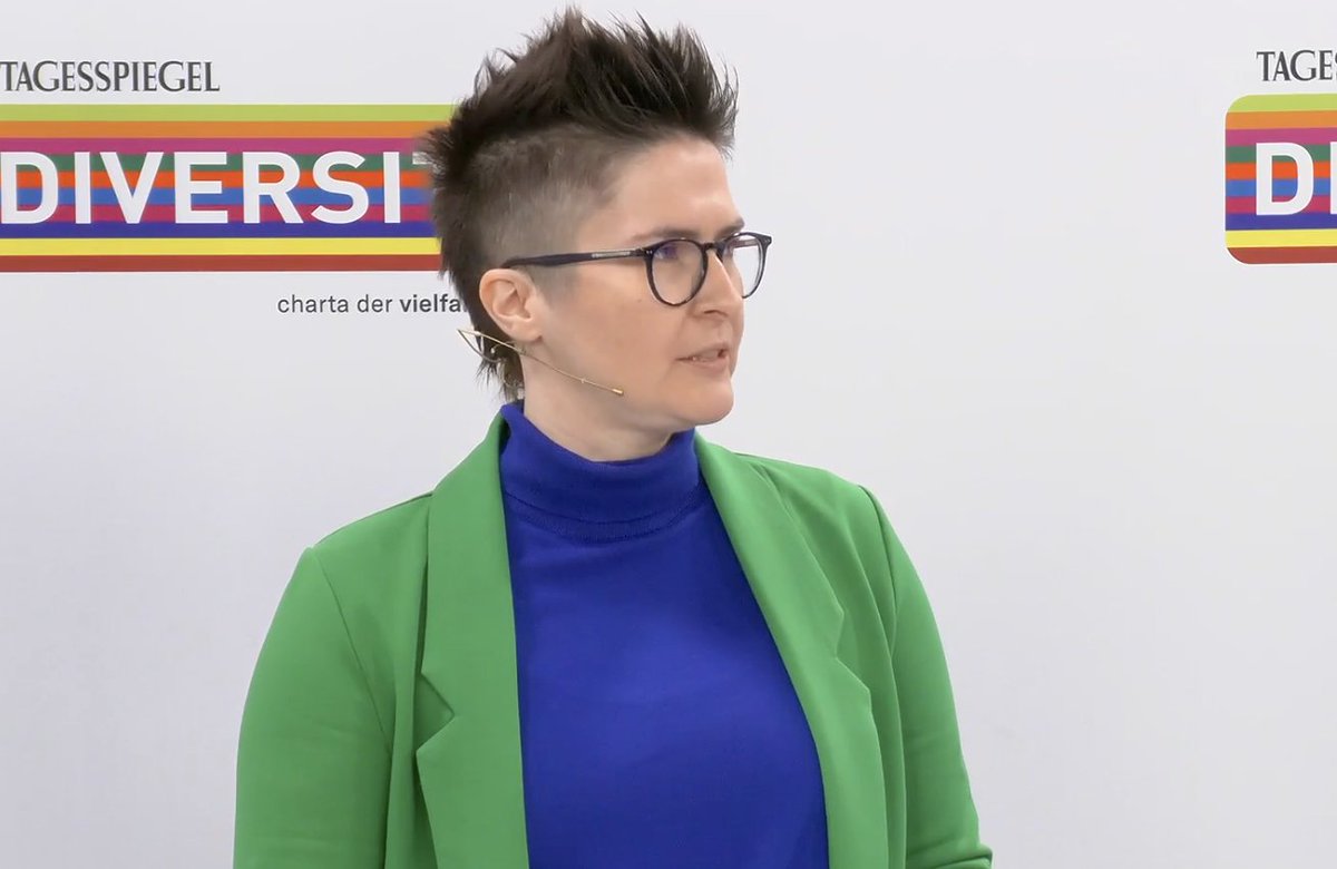 AllBrightGer's tweet photo. "LGBT*IQ-Personen auf den höchsten Führungsetagen müssen sich zeigen, damit klar wird: es bedeutet keinen Karriereknick, wenn man out ist." Jo Labecka von @proutatwork. #ProutPerformer #Rolemodels #DIV22 https://t.co/y8REZjBM6W