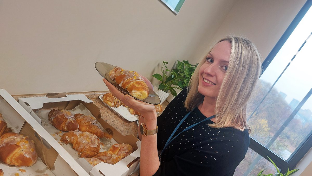 visiona_com's tweet photo. Dzisiaj w biurach @visiona_com #Krakow #Warszawa #Gdansk rogalowe 🥐 świętomarcińskie szaleństwo zrobione z ciasta półfrancuskiego, z nadzieniem z białego maku z orzechami, polane lukrem i posypane kandyzowaną skórką z pomarańczy. Prawdziwa bomba kaloryczna... ale jaka pyszna! 😉 https://t.co/9od4L8B8lk