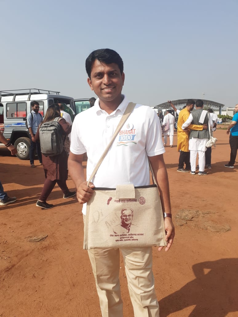 A @ProfCong @AipcAndhra Chapter Pres carrying bag by @bhupeshbaghel ji at AICC Netrutva Sangam Program.
When you touch lives from all across & give message of bringing about NYAY for all. That's #BhupeshBaghel ji for you spreading, delivering #ChhattisgarhModel 
@Kshitij_Dau