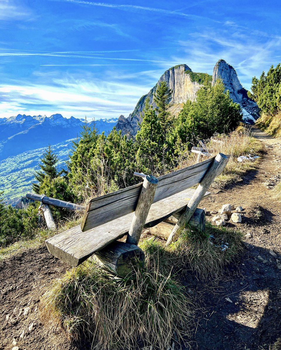 bergwelt_me's tweet photo. Morgenstund‘ hat … #Bergluft in der Nase! Reimt sich zwar nicht, ist mir aber lieber als Edelmetall im Mund.😊 Einen sonnigen Donnerstag euch allen! #Bergwelt #Alpstein #Schweiz #Wandern #Herbst 🥾🏔️☀️🍂 https://t.co/ECqvMNuNLt