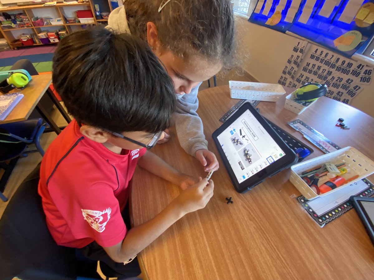 “What do you think the numbers 4:4 or 20:20 written next to the gear system mean?" Grade 3 Ss exploring Lego Mindstorms EV3 gear systems with <a href="/carolllemieux/">Carol LeMieux</a> <a href="/LEGOEV3/">LEGO Mindstorms EV3</a> <a href="/WBAISIsrael/">WBAIS Israel</a> .