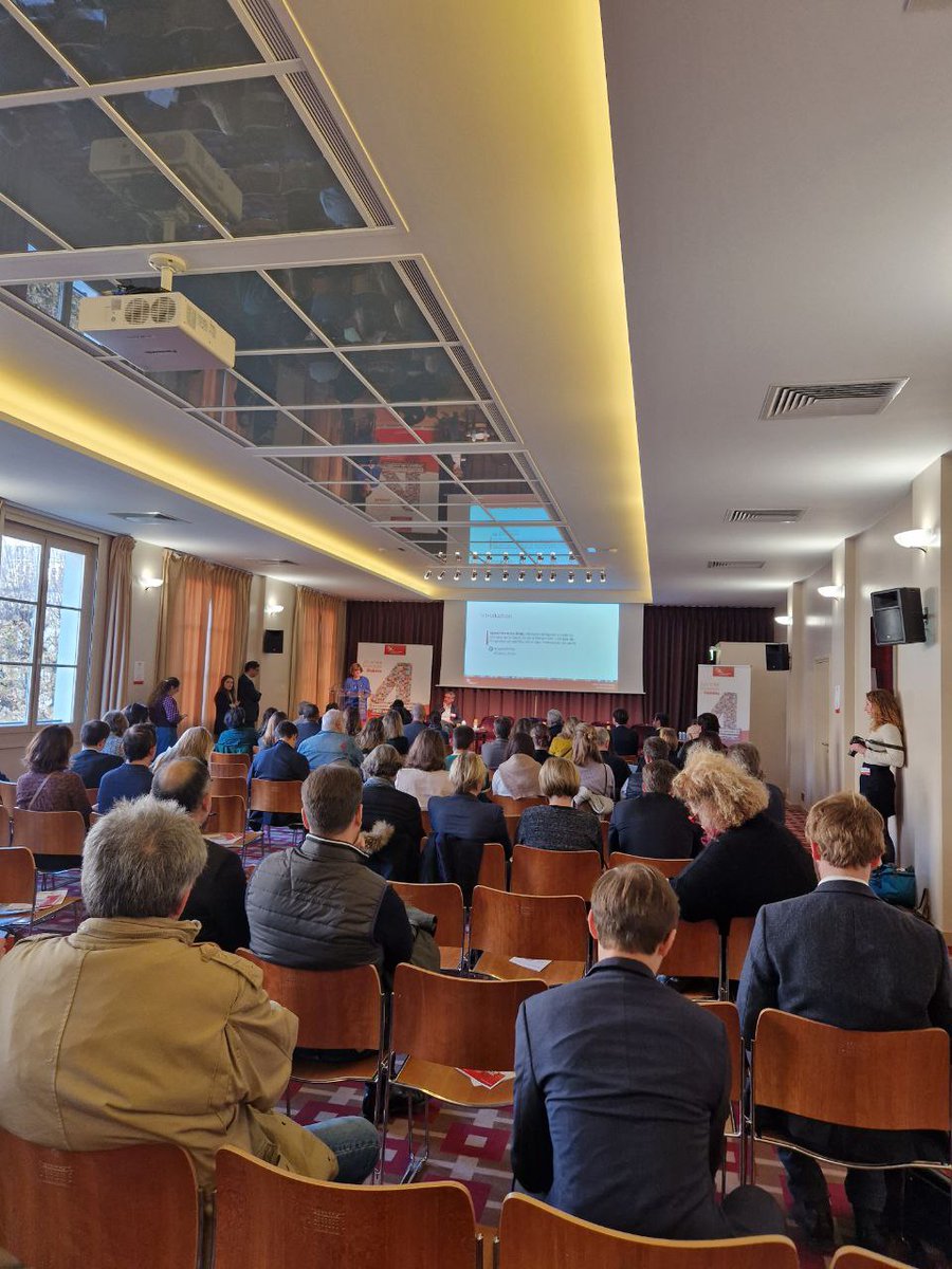 agnesfirmin's tweet photo. Honorée d'avoir ouvert le colloque de la @FederationAFD.
Mobilisée depuis longtemps sur le sujet du #diabète, je réitère l'engagement du @Sante_Gouv pour :
✅ promouvoir de nouvelles habitudes de vie à tous les âges
➕ de prévention
🧑‍⚕️ améliorer le parcours patient
#4MdeVisages https://t.co/QOP44iaJvE