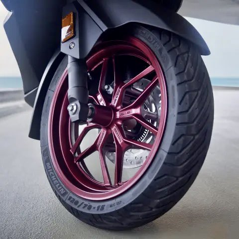 DobleHonda's tweet photo. Another machine revealed at #Eicma this week is Honda’s new Special Edition #Honda #Forza125. Here’s a few images from the press pack for you to look at if it’s something that might be of interest to you.

#DobleMotorcyclesOnTourEicma https://t.co/VF878IK1f3