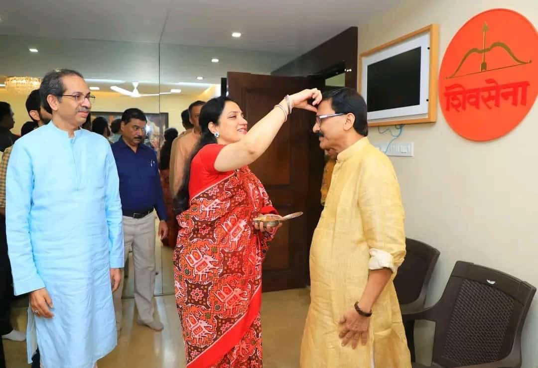 ishuklasir's tweet photo. “दायरे में सिमट के आया है,
हर रवायत से हट के आया है,
दुश्मनों को ज़रा खबर कर दो,
शेर वापस पलट के आया है..!!”
@rautsanjay61
#TigerReturns🐅 https://t.co/xN2kSYO2VQ