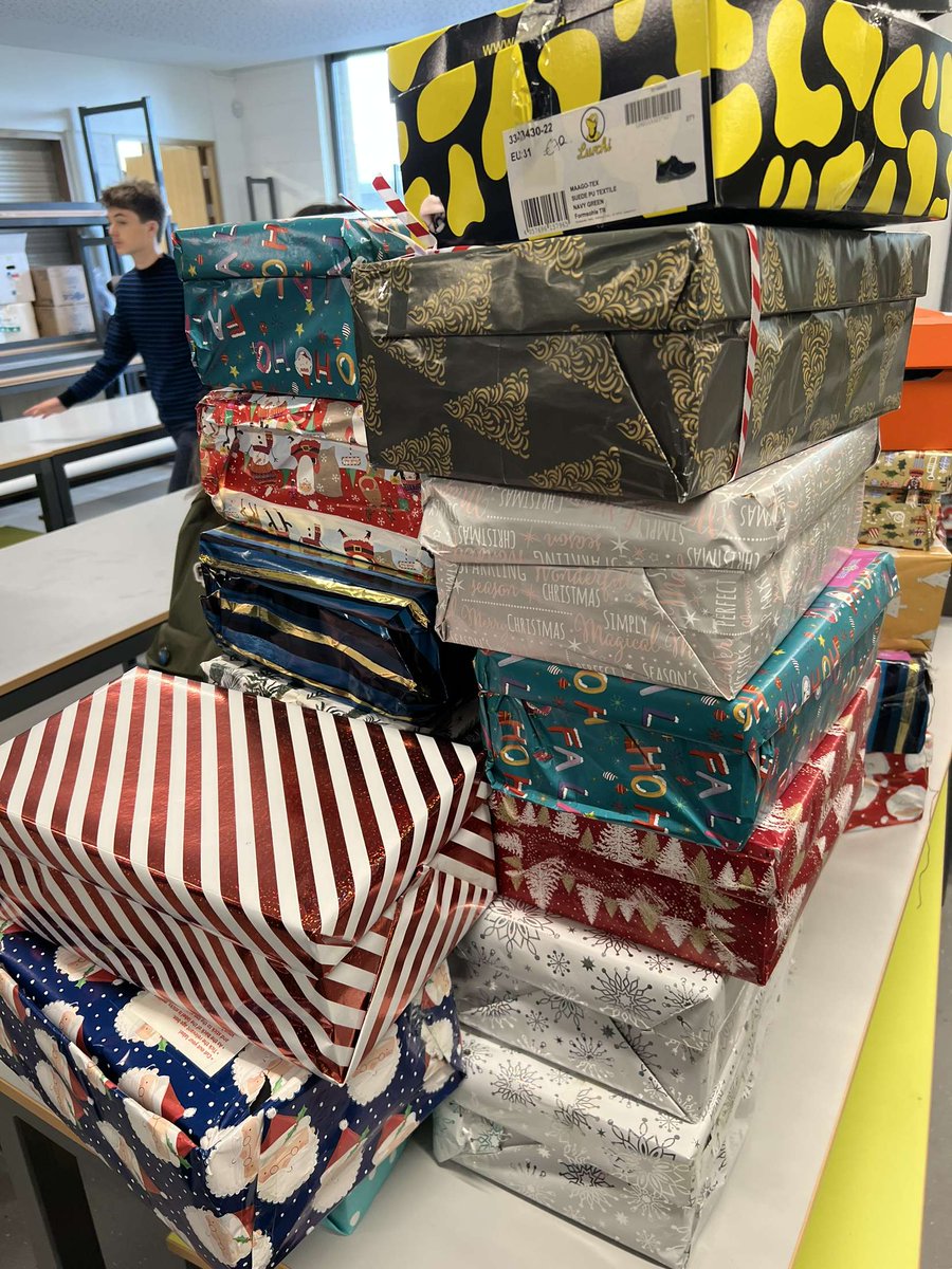 StDavidsGreenS1's tweet photo. Before the midterm the Green Schools committee packed the upcycled love heart teddies into the shoeboxes for this years Christmas shoebox appeal. #upcycle #TeamHope #GreenSchools https://t.co/ttOWvaxtN5