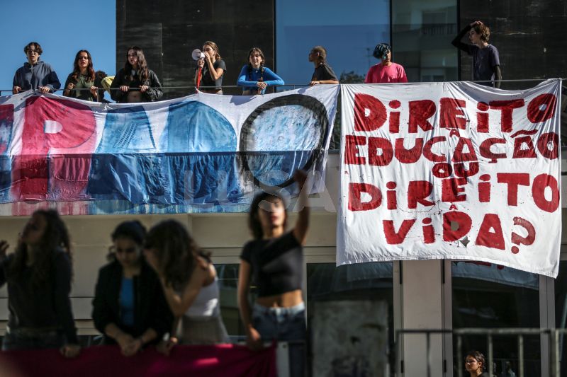 Alunos bloqueiam entrada da escola Antonio Arroio pelo fim dos combustíveis fósseis - lusa.pt/article/NoQq7O…