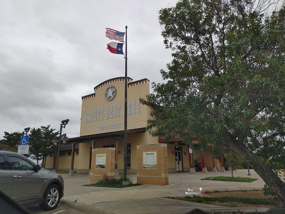 ...and Texas CAN do a good rest stop, with restrooms and everything. They just don't seem to do very many of them. Get in the game, Texas, you're better than this!