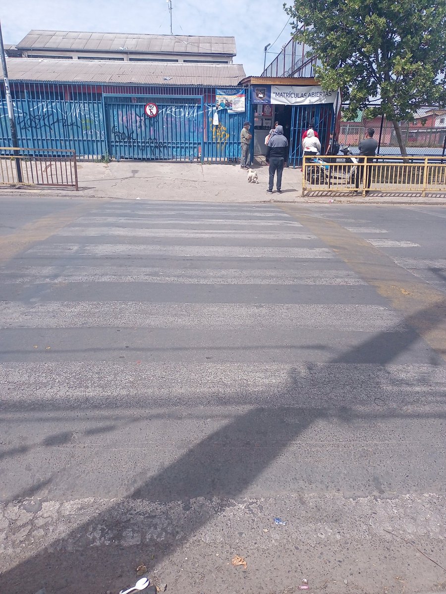 Priscy0701's tweet photo. @germancodina 
@mjossandon 
@olivier_mellado 
@PamJiles 
@AnaMariaGazmuri 
@nonaossandon 
X favor esto es en Luis Matte Larraín Puente Alto
Frente a un colegio que no es municipal será por eso que la Muni el colegio se llama Colegio Rainbow y es de urgencia k x favor vayan (hilo) https://t.co/iaK1yCxDAX