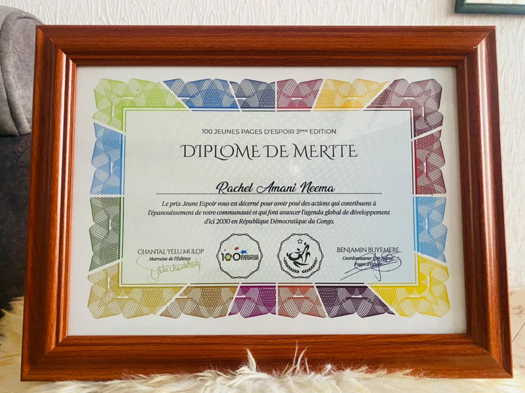 Racheamani's tweet photo. Très heureuse, je suis, de ce diplôme de mérite "PRIX JEUNE ESPOIR" reçu  en guise de nos actions qui contribuent à l'épanouissement de notre communauté et qui font avancer l'agenda global de développement d'ici 2030 en #RDC.
@Hypernikao243 @100jpe #gratitude 
[1/3] https://t.co/tkSspjBUcO